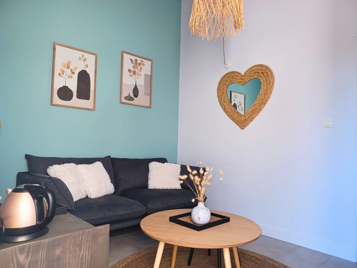 Room 8 (suite) Room 8 (suite)